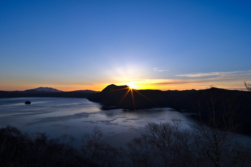 摩周岳から昇る朝陽