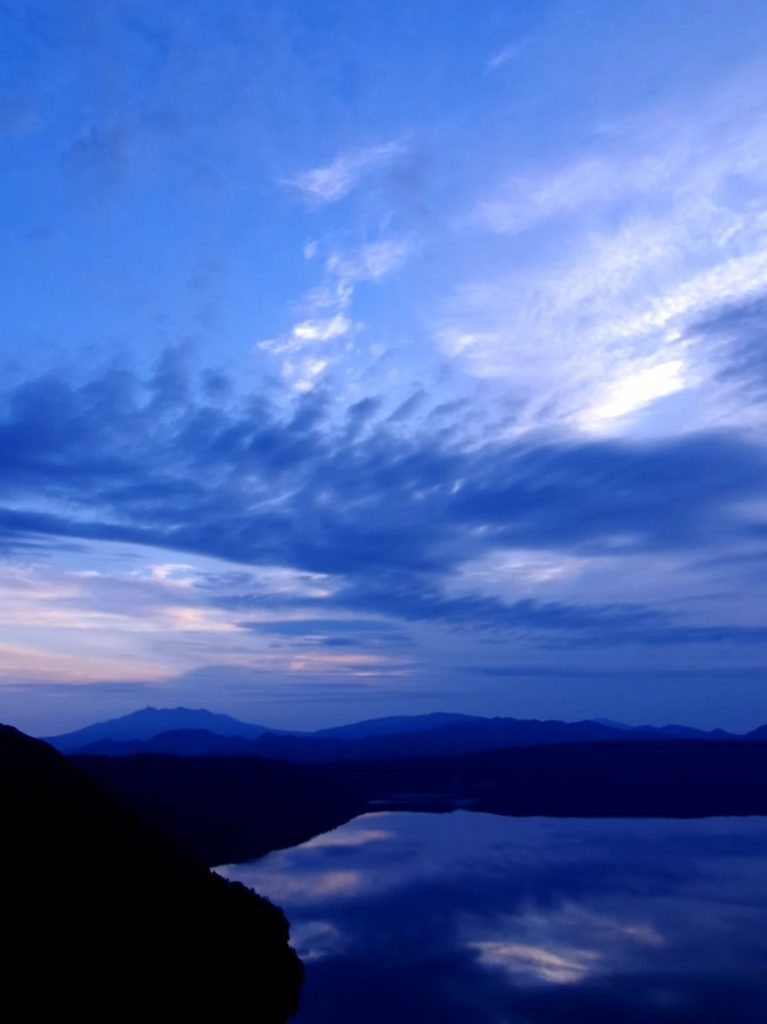 夜明けの摩周湖第三展望台